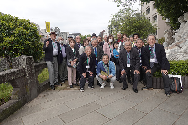 眼鏡橋のそばで